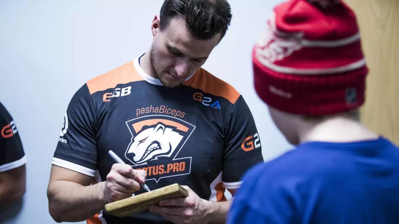 pasha biceps wypisuje autograf - PG