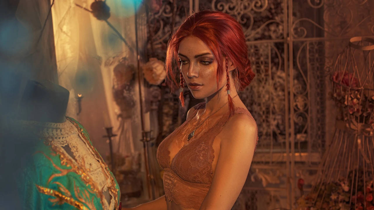 Wiedźmin 3 - Triss Cosplay Stormborncat - czarodziejka w bieliźnie ogląda turkusową suknię