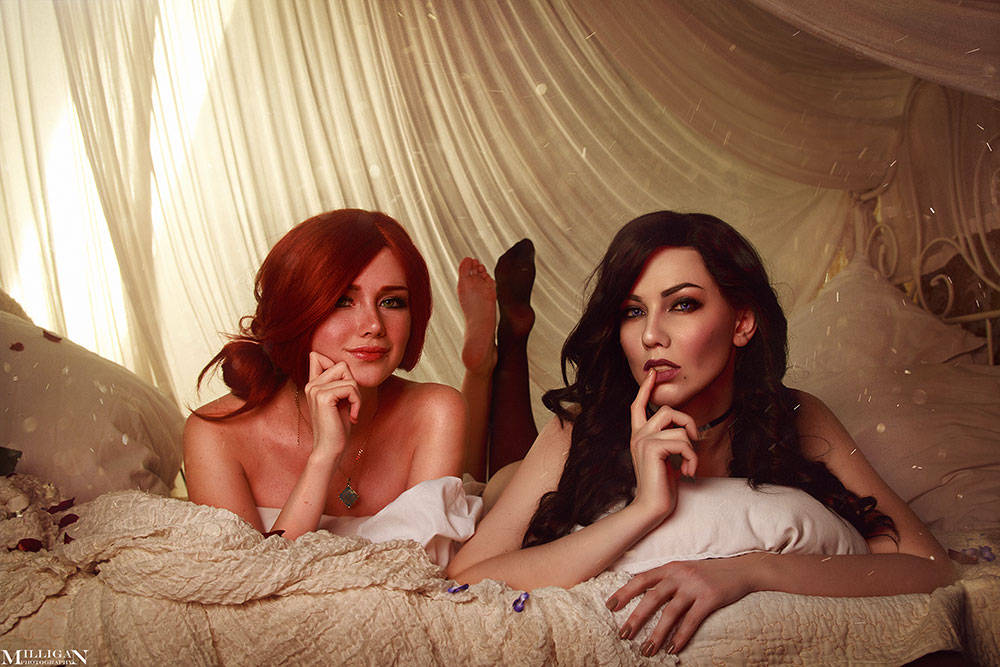 Triss i Yennefer leżą na łóżku - cosplay Wiedźmin