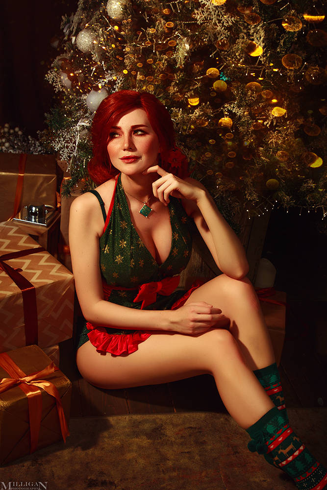 Cosplay Wiedźmin 3 - święta - Triss przy choince w sukience