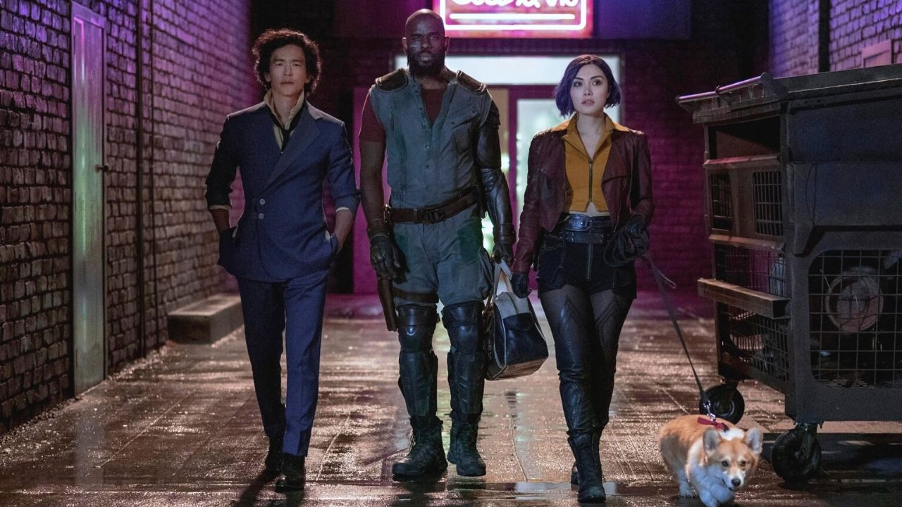 John Cho, Mustafa Shakir, Daniella Pineda i corgi w serialu Cowboy Bebop