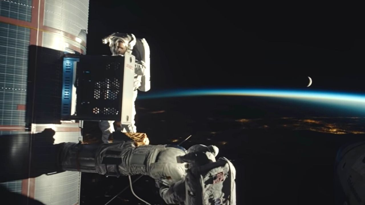 kadr z filmu Moonfall