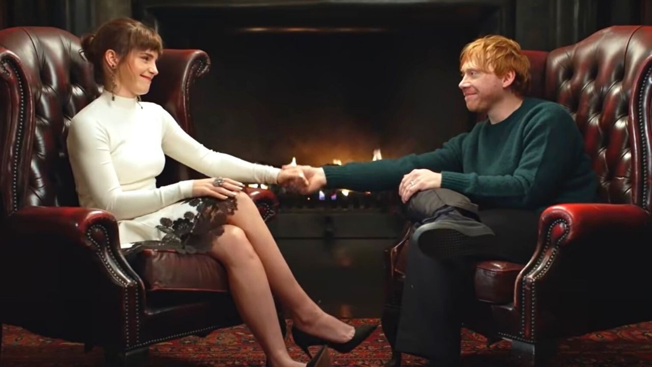 Emma Watson i Rupert Grint trzymają się za ręce w programie Harry Potter: Return to Hogwarts