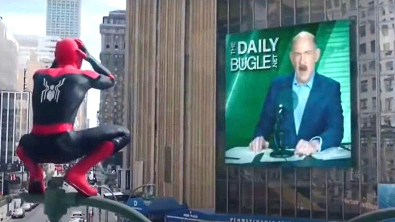 Spider-Man siedzi na sygnalizacji i łapie się za głowę w filmie Spider-Man: Bez drogi do domu