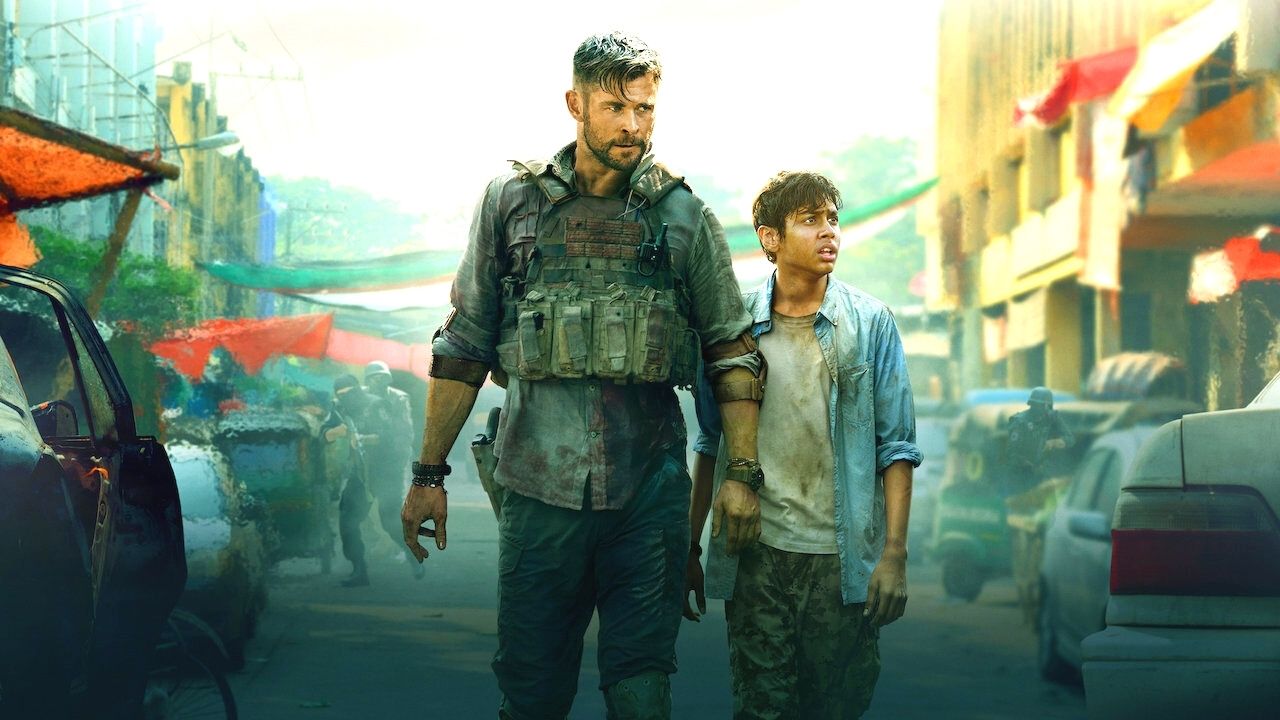 Chris Hemsworth i Rudhraksh Jaiswal w filmie Tyler Rake: Ocalenie