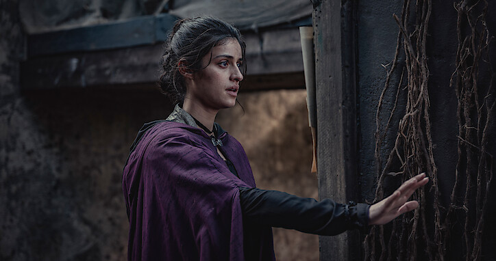 Anya Chalotra jako Yennefer