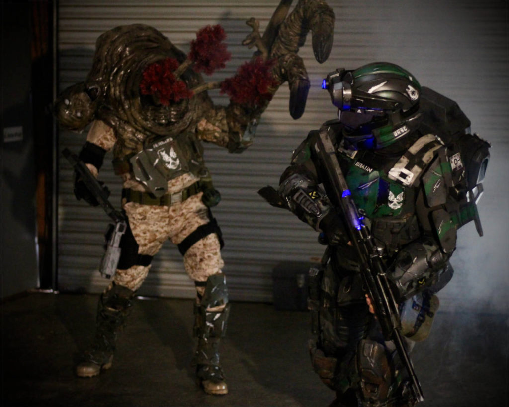 żołnierz walczy z flood, w tle dym