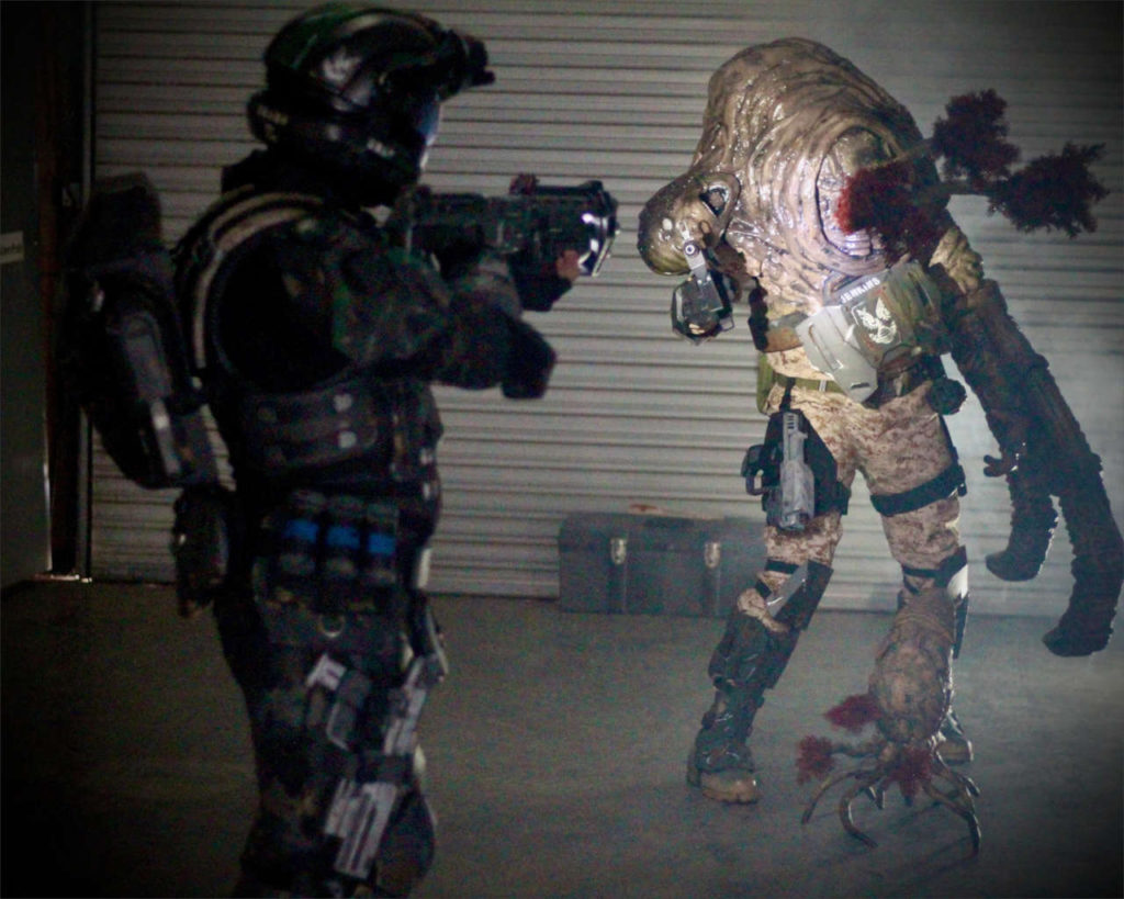 żołnierz strzela do flood