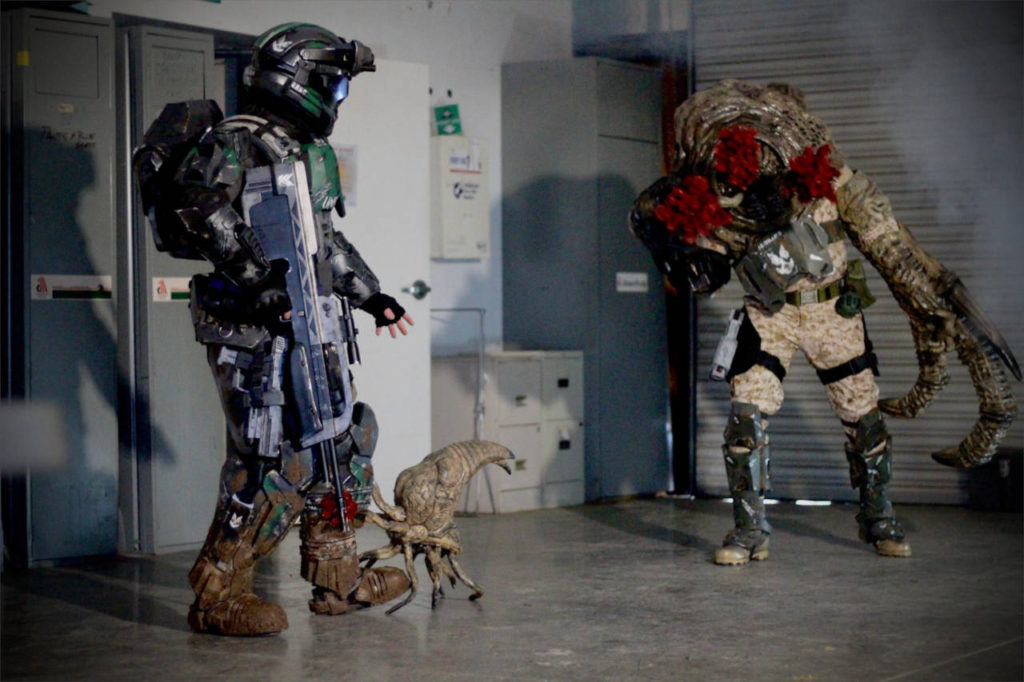 Halo - na żołnierza rzuca się krabopodobny kosmita i flood