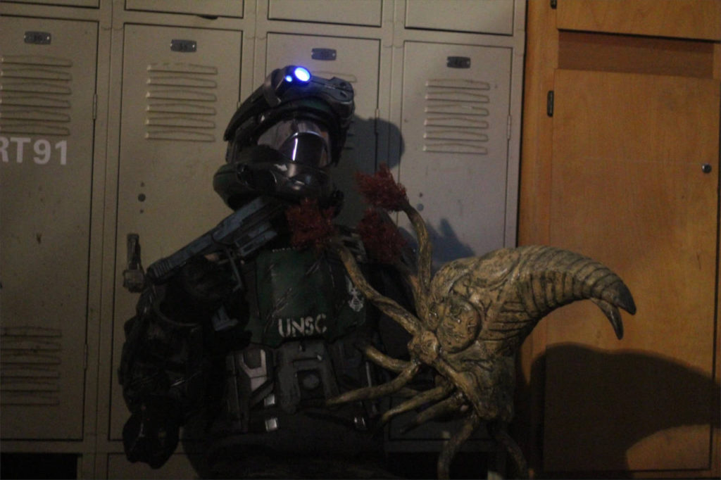 Halo - żołnierz walczy z krabopodobnym kosmitą