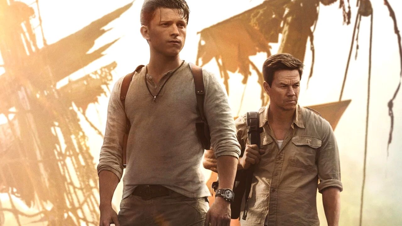 film Uncharted - Tom Holland i Mark Wahlberg na fragmencie plakatu
