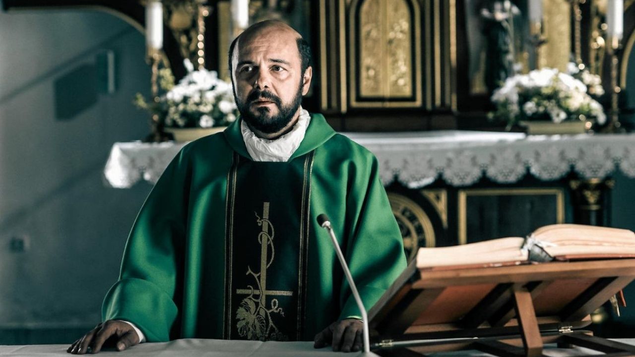 Arkadiusz Jakubik w filmie Kler, który można obejrzeć w kategorii polskie filmy na Netflix