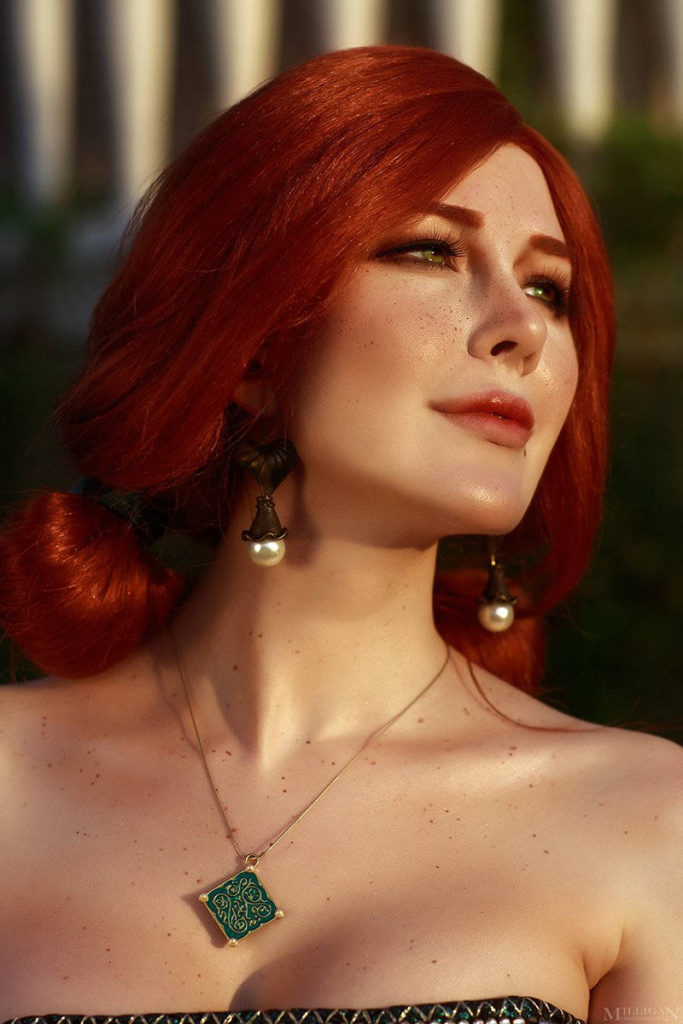 Wiedźmin 3 Dziki Gon cosplay - Triss - Vick_Torie jako Triss uśmiecha się i patrzy w dal
