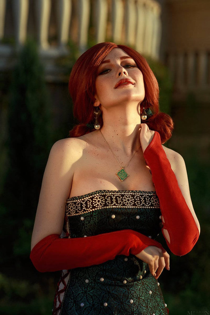 cosplay - Triss - Vick_Torie jako Triss w sukni balowej patrzy z zalotną miną w stronę obiektywu