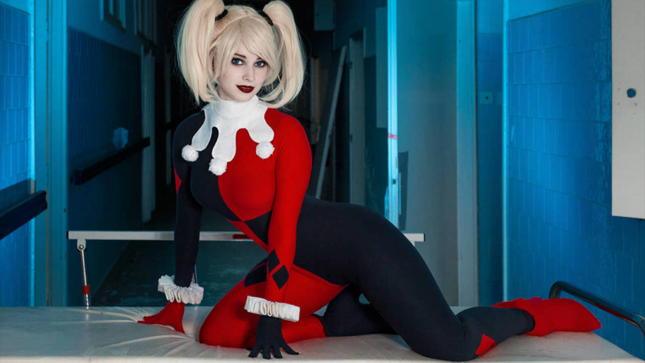 Cosplayerka przebrana za Harley Quinn leży na blacie