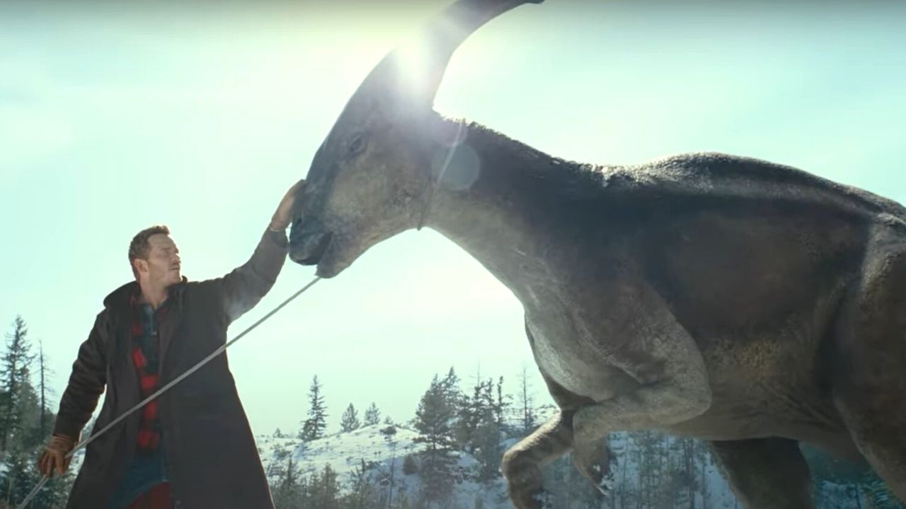 Chris Pratt głaszcze parazaurolofa w filmie Jurassic World: Dominion