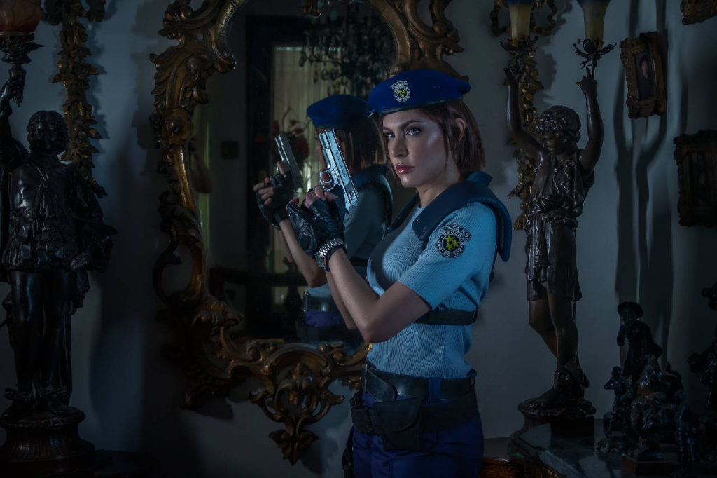 Resident Evil - Jill Valentine cosplay - bohaterka trzyma pistolet w obu rękach