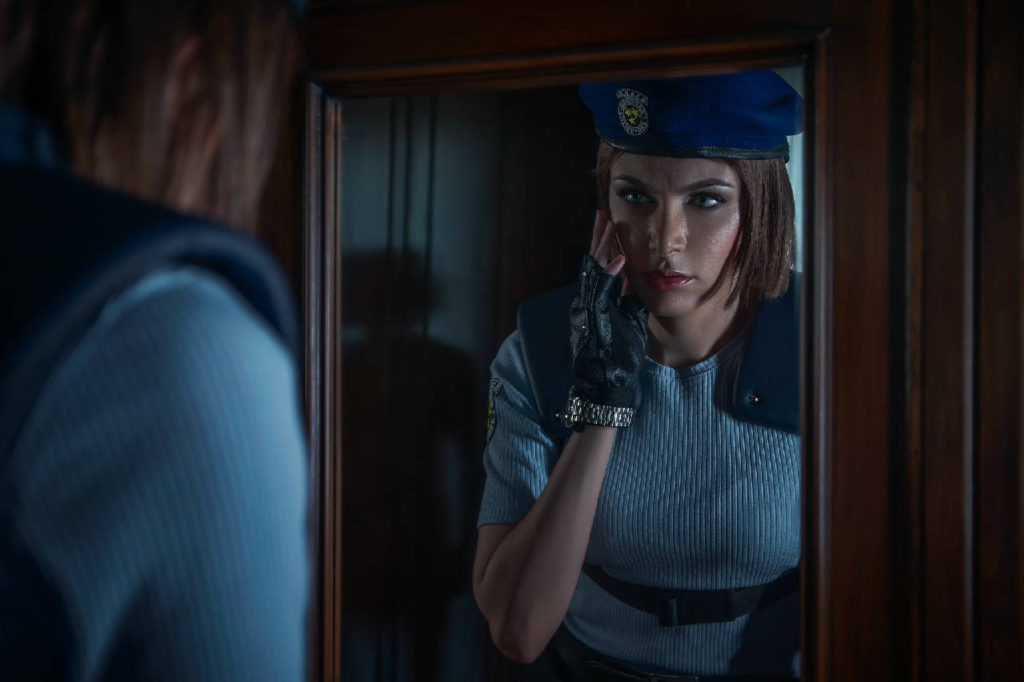 Jill Valentine cosplay - bohaterka przegląda się w lustrze