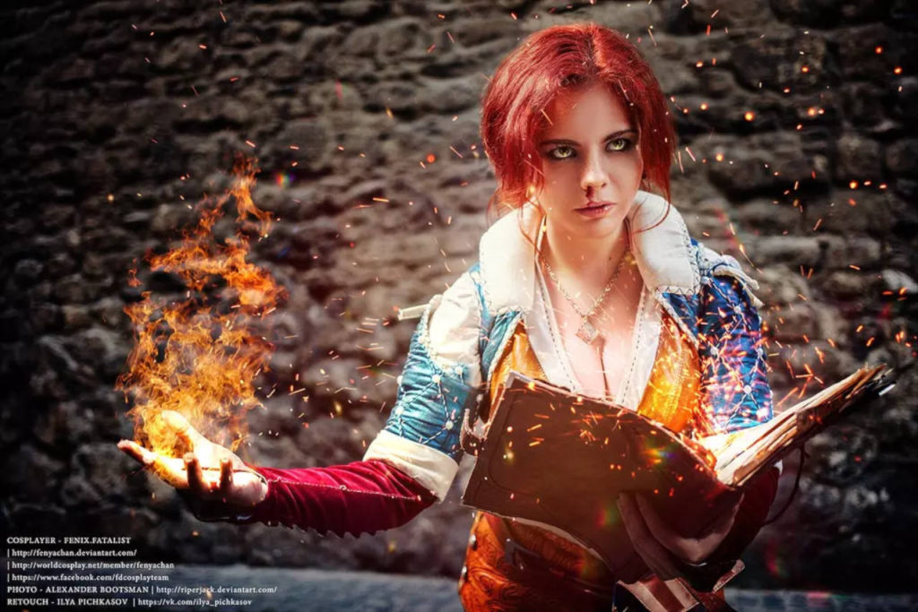 Wiedźmin 3 - cosplay - Triss czyta z księgi zaklęcie, w ręce ma kulę ognia, a z nosa leci jej krew