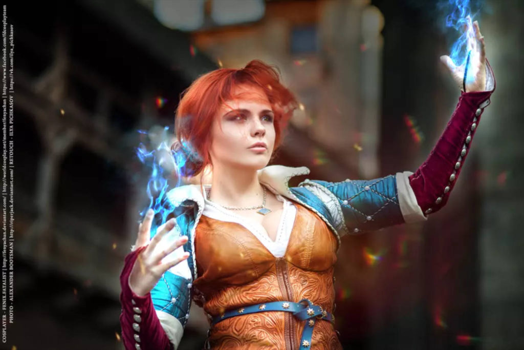 Wiedźmin 3 - cosplay - Triss używa niebieskiej magii, włosy lewitują w powietrzu
