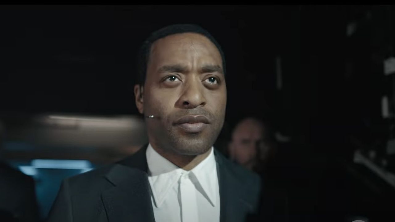 Chiwetel Ejiofor w serialu Człowiek, który spadł na Ziemię