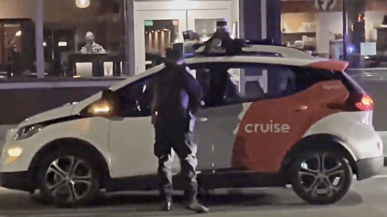 Policjanci zatrzymali autonomiczny pojazd, a ten zaczął odjeżdżać. Przedstawiciel firmy wyjaśnia [WIDEO]