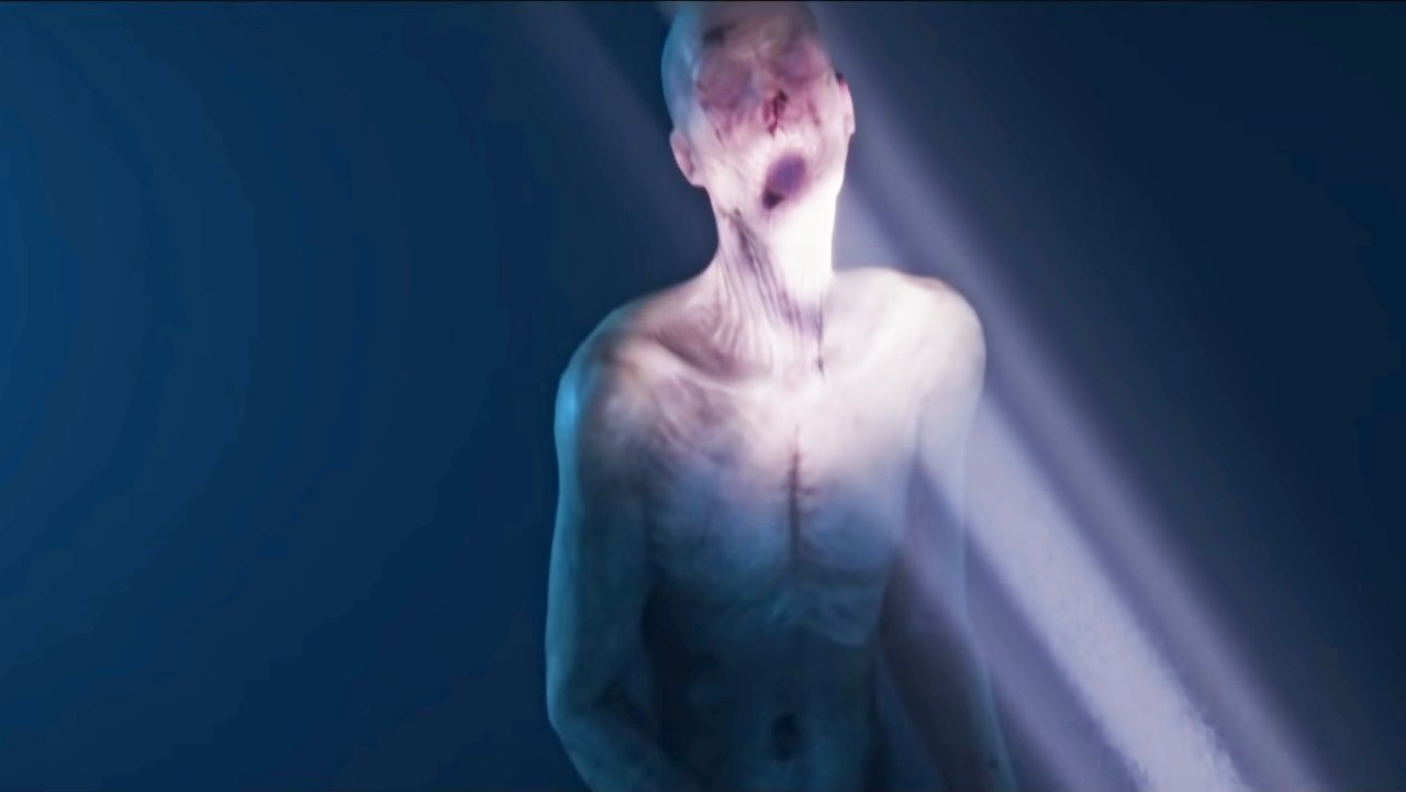 Sons of the Forest kanibal w świetle latarki