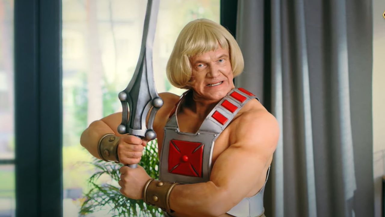 Cezary Pazura jako He-Man w reklamie Mattela