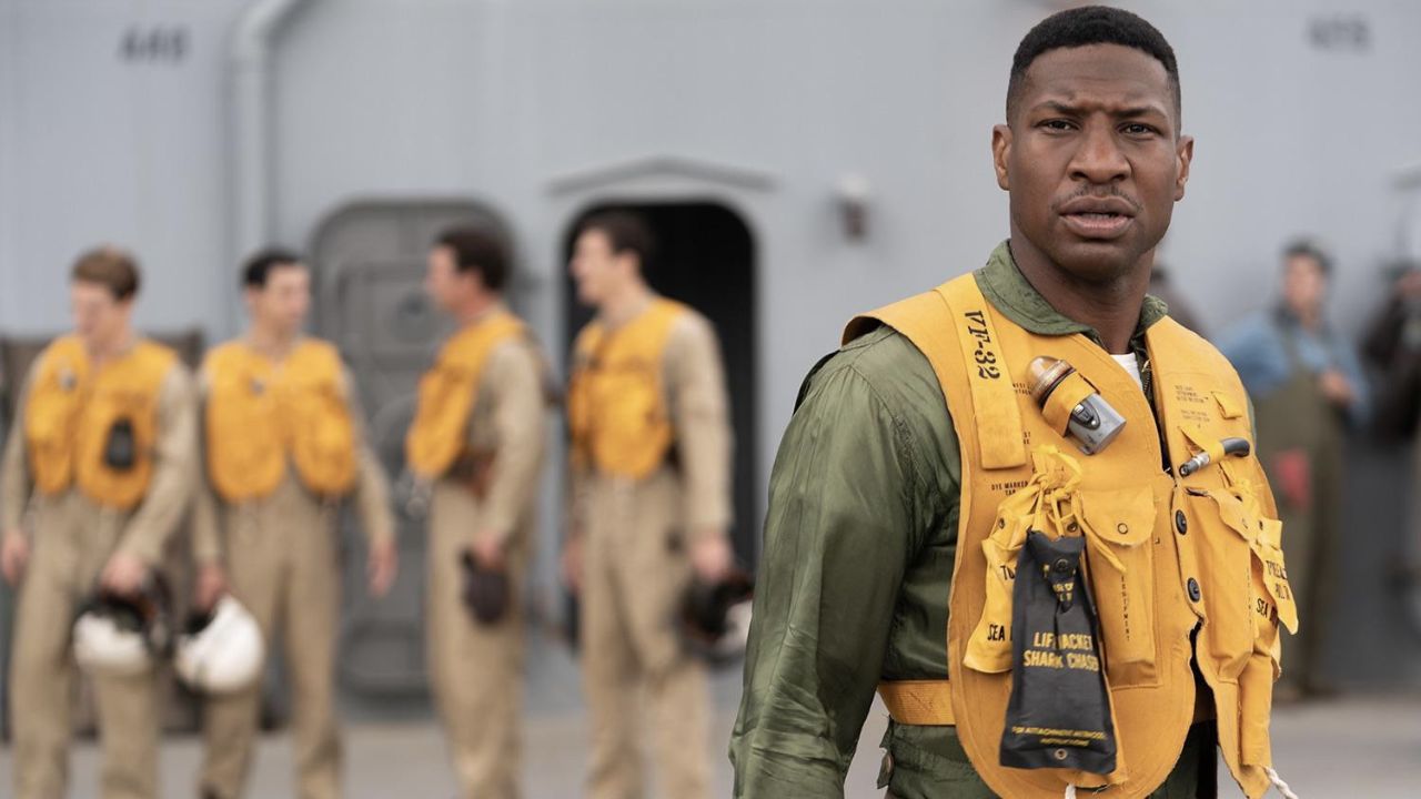Devotion na oficjalnym zwiastunie. Jonathan Majors jako pilot