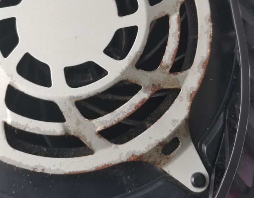 Zardzewiały wentylator od PlayStation 5. Na zdjęciu skutki mieszkania nad morzem