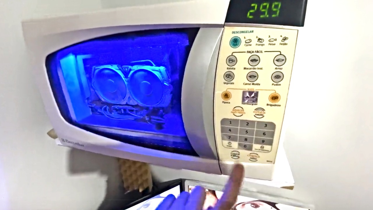 PC upchnięty do mikrofalówki. Mężczyzna chciał oszczędzić pieniądze