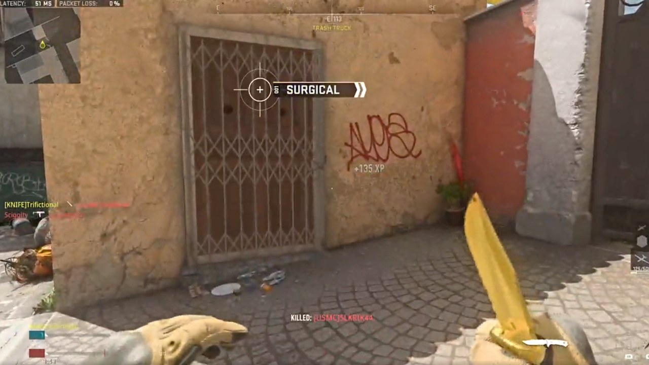 Call of Duty: Modern Warfare II - gracz pokazuje 