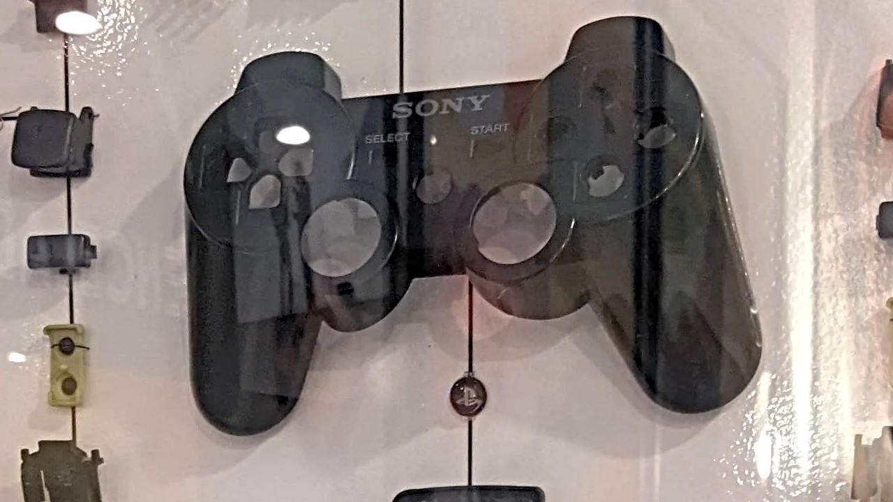 Zepsuty pad do PS3 zamieniony w prawdziwe dzieło sztuki. Świetny efekt