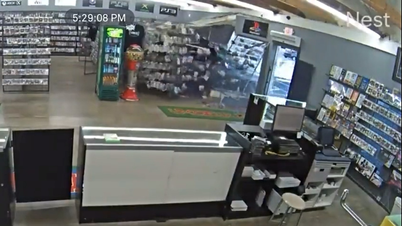 Samochód wjechał w sklep z grami. Zaczęła się katastrofa [WIDEO]