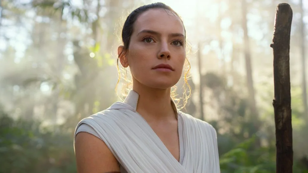 Daisy Ridley w roli głównej Gwiezdych Wojen