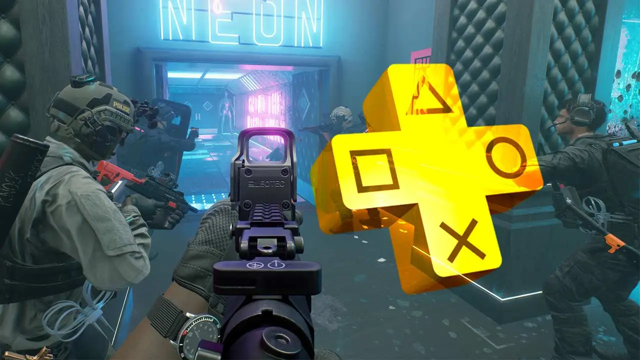 Screen z gry Ready or Not, która w formie triala trafiła do PS Plus Premium. Na zdjęciu również logo PS Plus.