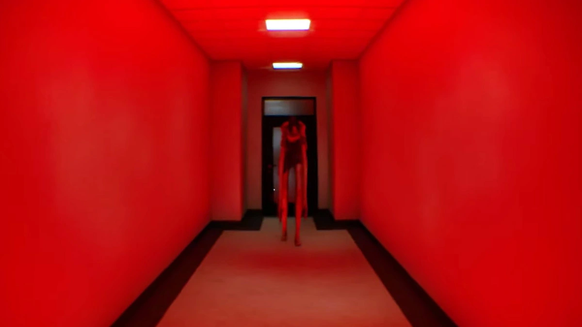 Screen z darmowej gry Isolated Hours na Steam. To horror w opuszczonym biurze.