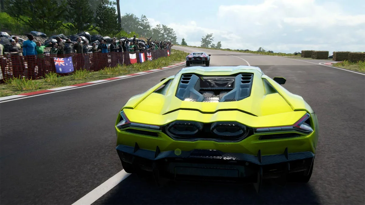 Screen z gry Supercar Evolution 2025. Tytuł zadebiutował za darmo na Steam. Na zdjęciu żółty sópersamochód podczas wyścigu.