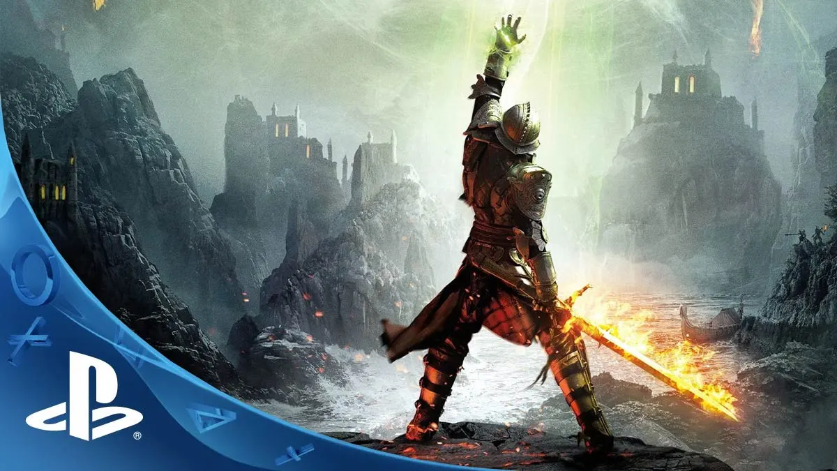 Grafika z gry Dragon Age: Inkwizycja i logo PlayStation. Na obrazku rycerz z płonącym mieczem i uniesiona dłonią.